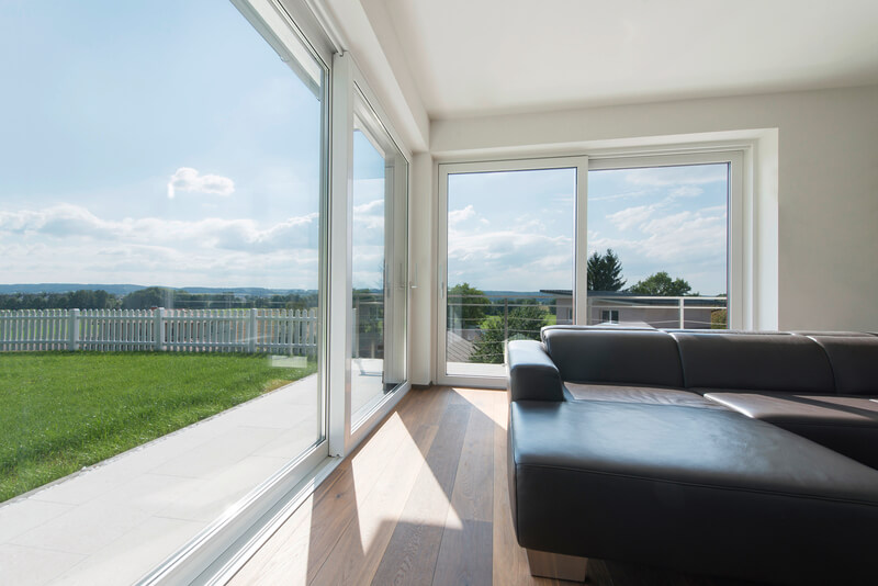 Okna przesuwne – sprawdź jak działa przesuwanie okien w salonie w Warszawie